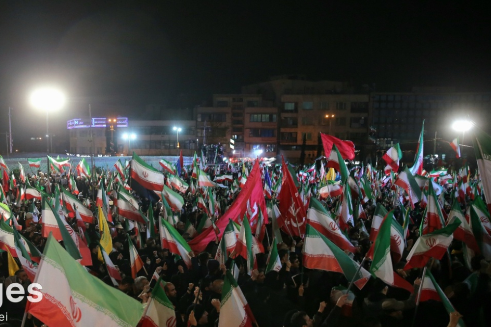 استمرار المسيرات في أنحاء ايران دعما للقوات المسلحة