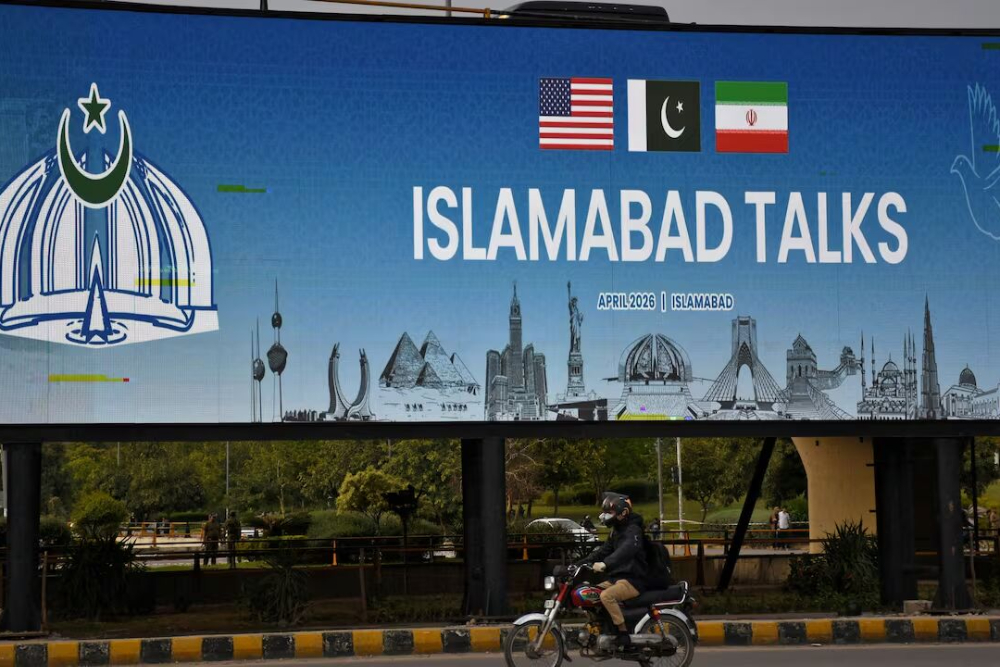 الوفد الإيراني رفيع المستوى يغادر إسلام آباد متوجها إلى طهران