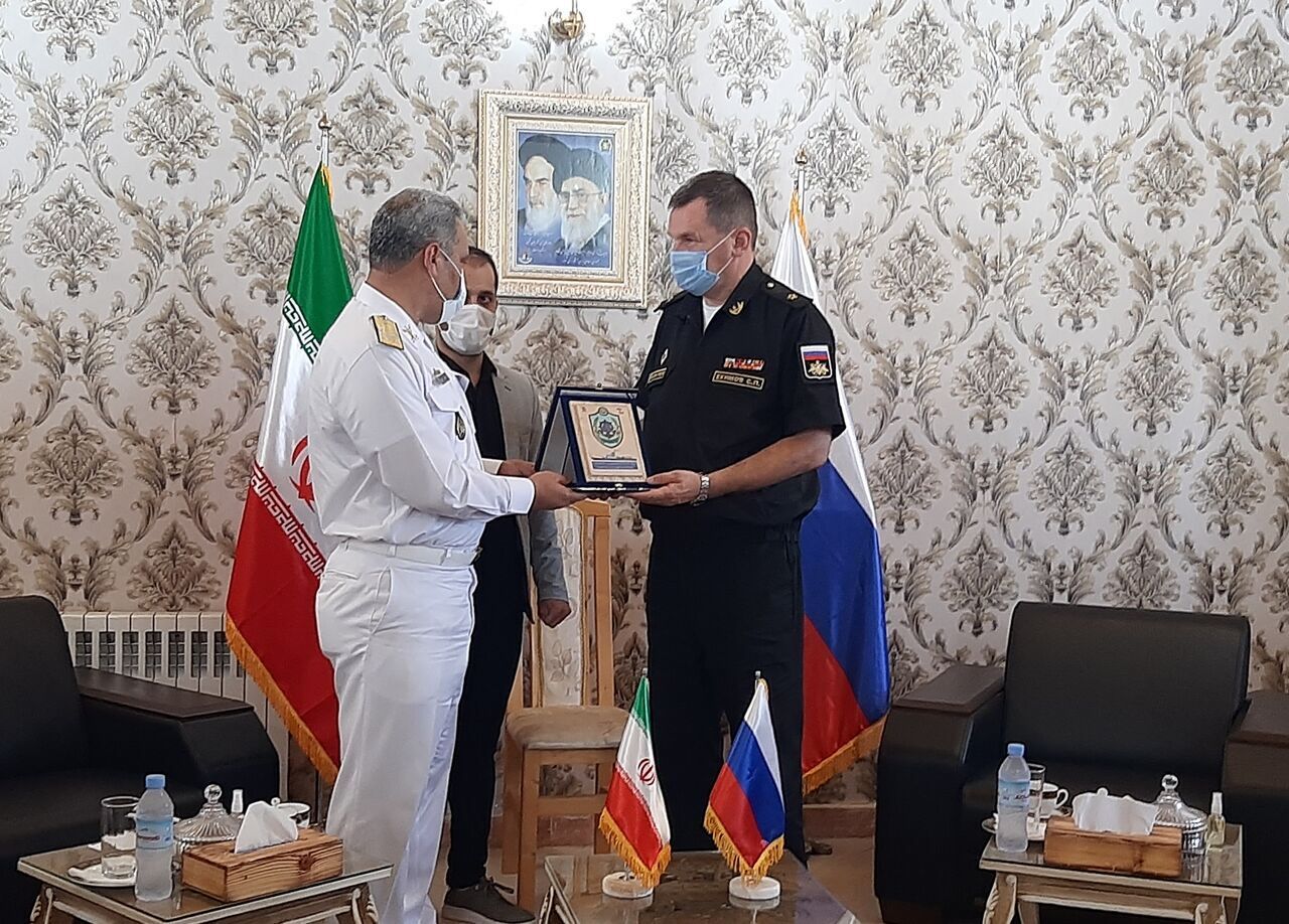 قائد اسطول الشمال الايراني يستقبل قادة الفرق المشاركة في &quot;كأس البحر&quot;
