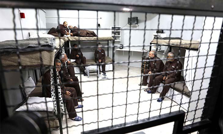 موظفين اثنين وحارس سجن ساعدوا الاسرى الفلسطينيين في عملية &quot;انتزاع الحرية&quot;