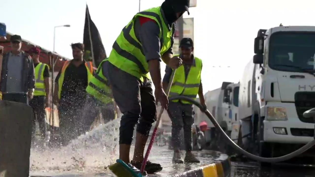 العراق.. جهود حثيثة تبذلها بلدية كربلاء لتنظيف المدينة من المخلفات