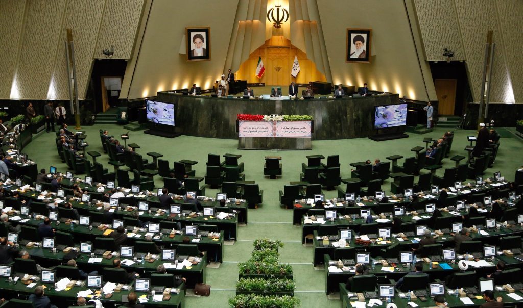 البرلمان الإيراني يقر حذف 4 أصفار من العملة الوطنية