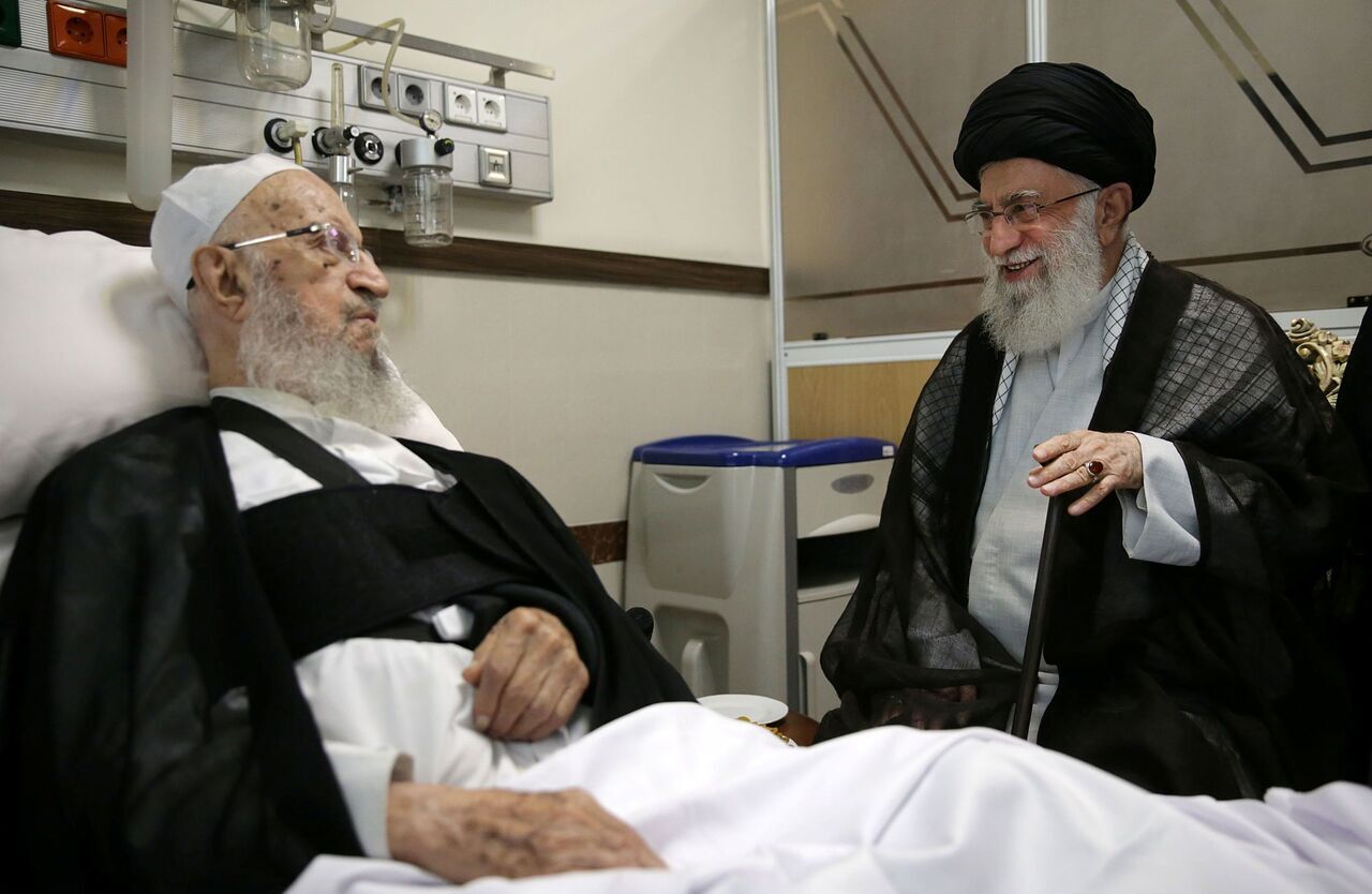 الامام الخامئني يطلع على الحالة الصحية لآية الله مكارم شيرازي