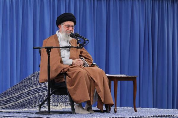 قائد الثورة: أميركا اليوم أضعف لكنها أكثر وحشية ووقاحة