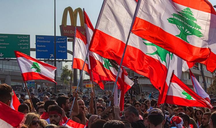 محتجون يحاولون منع انعقاد جلسة للبرلمان وسط بيروت.. وتخبط بعد انسحاب الصفدي