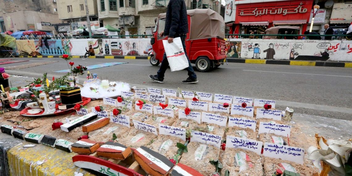 العراق.. مسلحون يرتكبون جرائم بحق المتظاهرين والبرلمان يعقد اجتماعا طارئاً