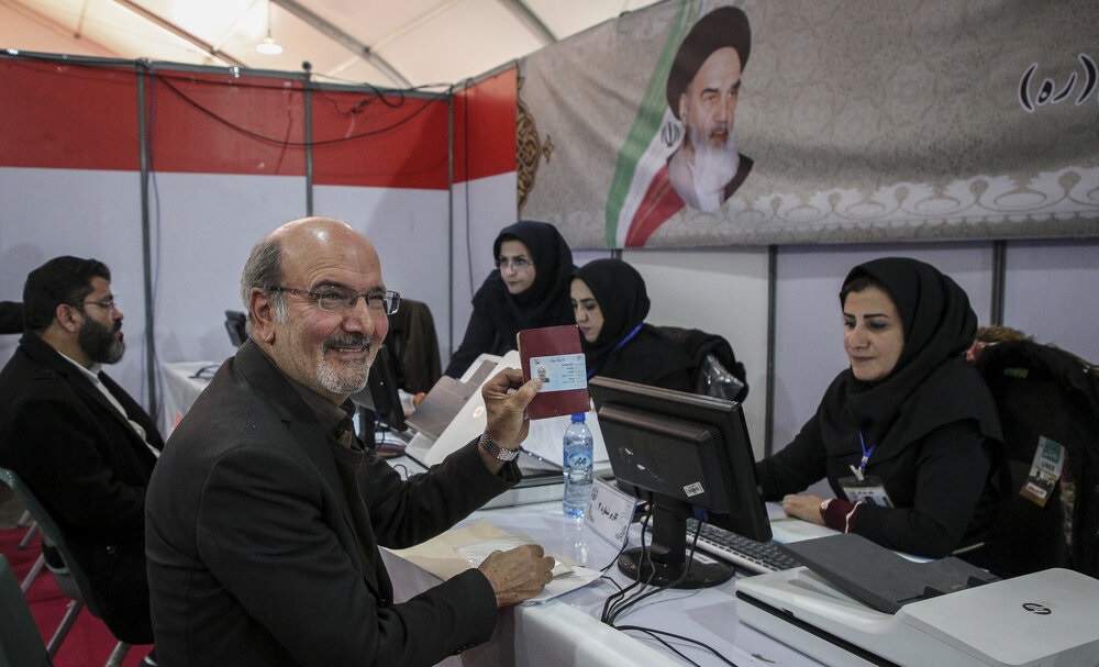 مشاركة واسعة للايرانيين في الترشح للانتخابات النيابية