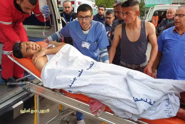 شهيد بعد استهداف الاحتلال لمجموعة شبان شرق خانيونس.. وجرافات الاحتلال تنكل بجثمانه