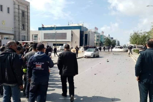 بالفيديو.. تفجير انتحاري أمام السفارة الأمريكية في العاصمة التونسية