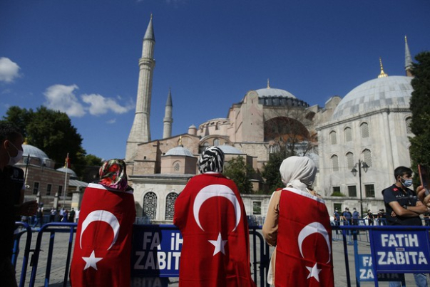 أردوغان يصدر مرسوما بتحويل آيا صوفيا إلى مسجد.. وتنديدات دولية