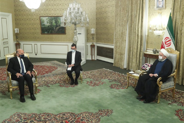 الرئيس الإيراني : التواجد العسكري الأمريكي في المنطقة خطير ويضر بأمن المنطقة