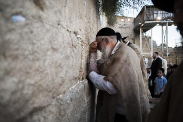 הפתרון של הרב פינטו לקורונה: "לבשו שק ואפר"