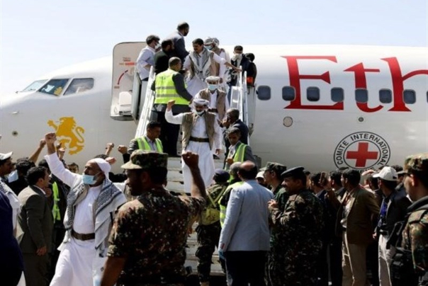 عليهم علامات تعذيب.. وصول الدفعة الخامسة من الاسرى المحررين في صنعاء