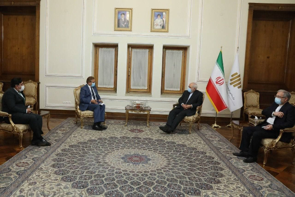 ظريف يؤكد لمبعوث عمران خان أهمية إحلال السلام في أفغانستان