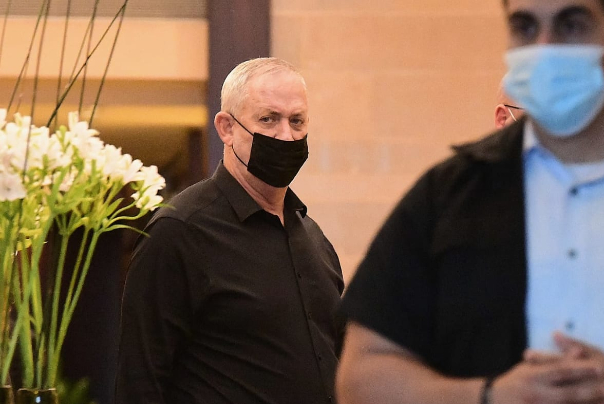 גנץ בשיחה סגורה: אני השטיח שעליו בנט הולך להיות ראש ממשלה