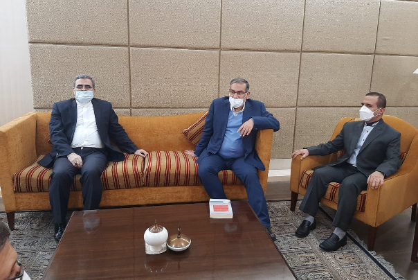 شمخاني لدى وصوله نيودلهي: امريكا ماضية في استراتيجية التصعيد