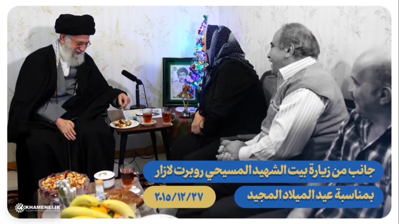 قائد الثورة يزور منزل احد الشهداء المسيحيين (فيديو)