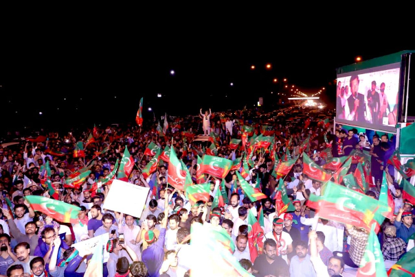 باكستان.. أنصار عمران خان يتهمون واشنطن بتدبير الإطاحة به