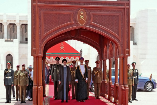ايران وسلطنة عمان توقعان 8 مذكرات تفاهم في عدة مجالات