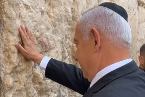 נתניהו של ישראל מסתער על חומת אל-בוראק של אל-אקצא