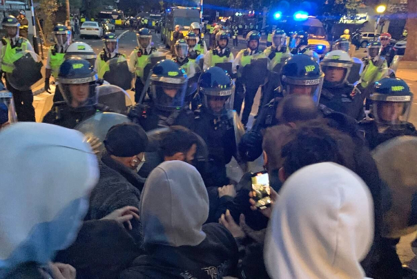 أنصار الثورة الاسلامية يتصدون لمثيري الشغب في لندن