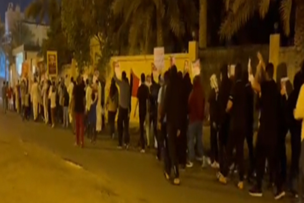 بحرينيون يطلقون هتافات ضد ملك البحرين