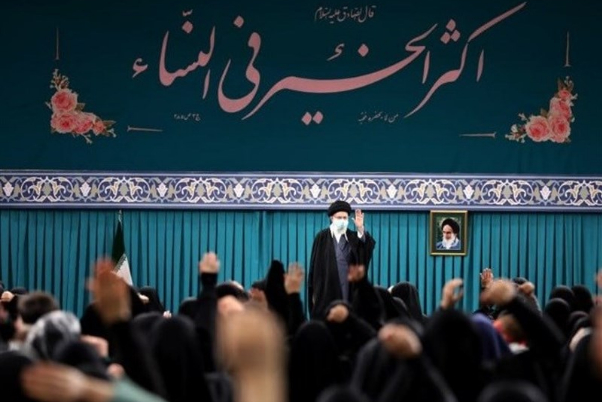 قائد الثورة يستقبل جمعا من النخب النسائية في البلاد