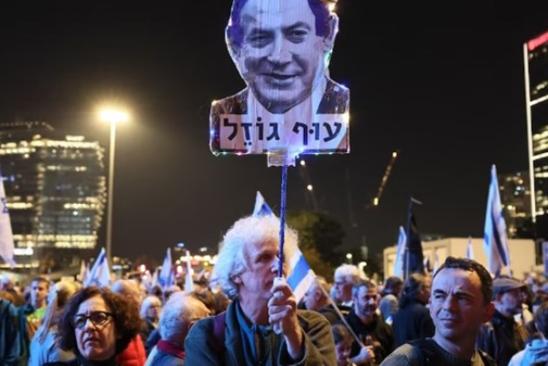 עשרות אלפים מקיימים הפגנות מסיביות נגד 'הרפורמות השיפוטיות' של נתניהו זה השבוע ה-7 ברציפות