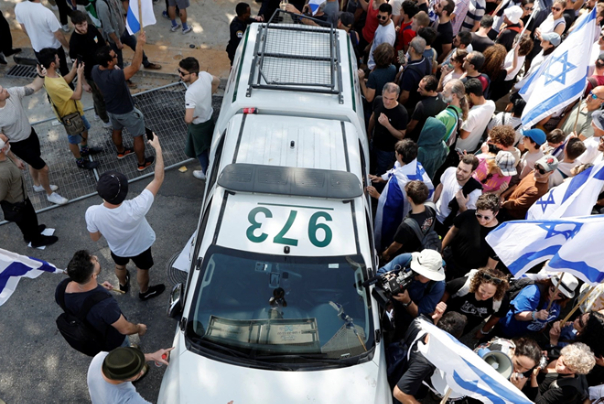 חסימת כבישים ושריפת צמיגים ב"תל אביב"/והכנסת אישרה את מניעת הדחת נתניהו