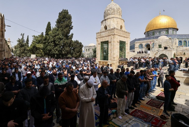 למרות ההגבלות וההתקפות, 130,000 מקיימים תפילת יום שישי במסגד אל-אקצא