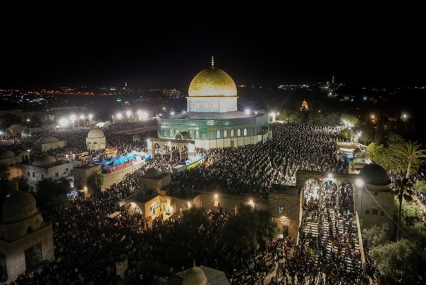 למרות מחסומים, 280,000 פלסטינים מתפללים במסגד אל-אקצא