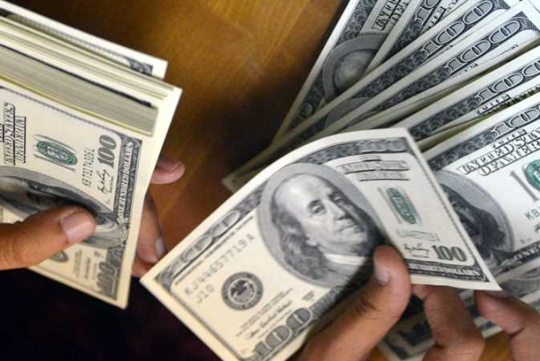 ماذا سيحدث بالدولار في حال تخلفت اميركا عن السداد؟