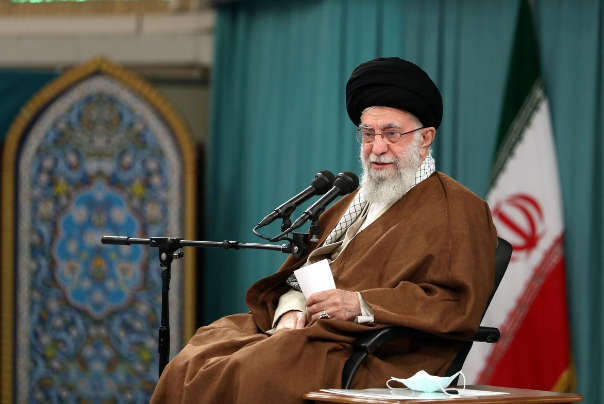 قائد الثورة يؤكد على نقل تضحيات الشهداء الى الاجيال القادمة