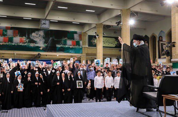 قائد الثورة: الثورة الإسلامية المنقذ من الوقوع في وادي الانحدار الأخلاقي