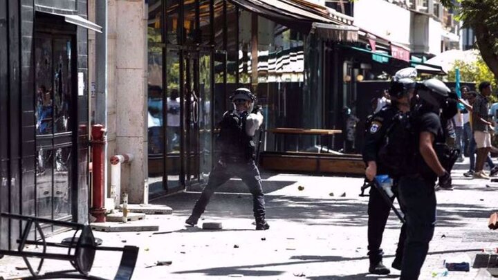 Hundreds injured because of the use of live munitions by Zionists