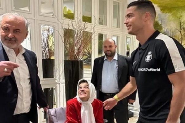 لفتة إنسانية من رونالدو تجاه رسامة إيرانية من ذوي الاحتياجات الخاصة