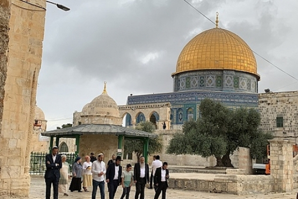 חוגגים את "ברכת הכוהנים" בכיכר אל-בוראק ופשיטות מאסיביות על אל-אקצא