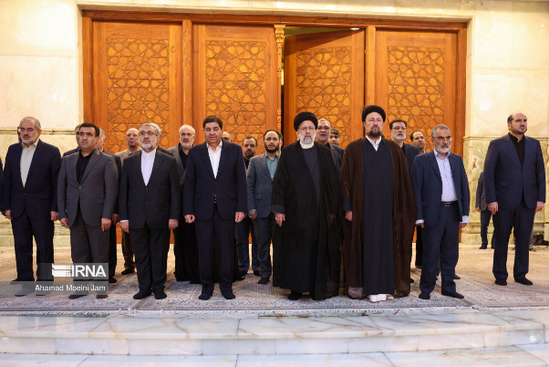 رئيس الجمهورية واعضاء الحكومة يجددون العهد مع مبادئ الامام الخميني (رض)