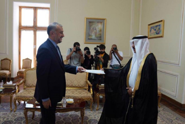 Iran FM receives Saudi King Salman’s message to President Raeisi