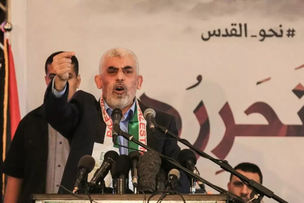 "סינואר עדיין חי, מפקד על מלחמה מהמנהרה הבטוחה"
