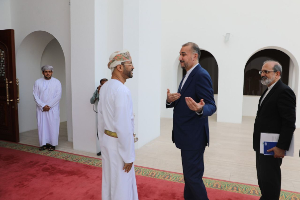 وزير الخارجية الايراني يجري مباحثات مع نظيره العماني في مسقط