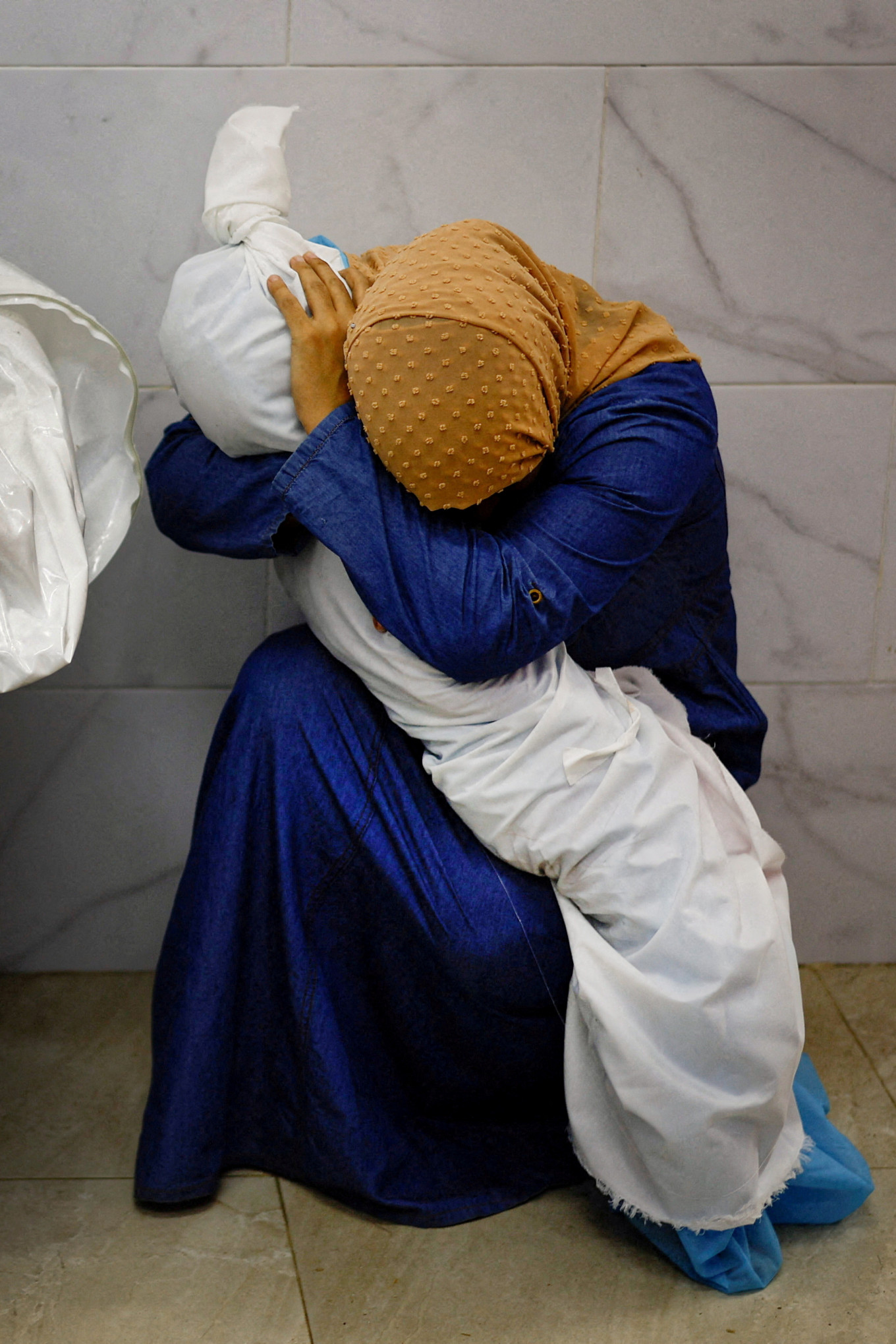Palestinian woman with dead niece image wins World Press Photo award