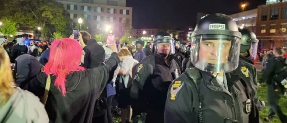 VIDEO: US police arrest a dozen students in Ohio University