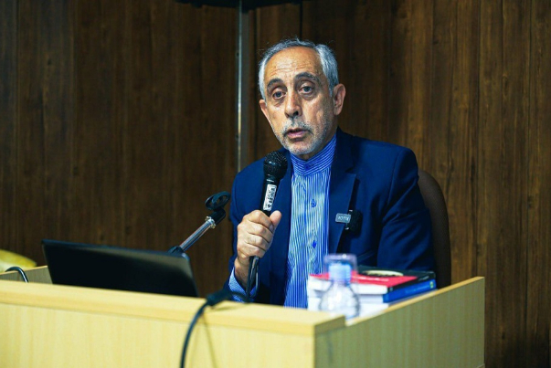 ما حدث من فوضى كان جراء الإتصال بين الطبيعة الزائفة للحضارة الغربية والمجتمع الإيراني