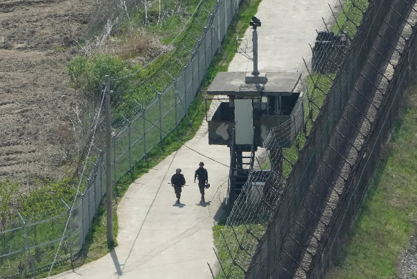 韩国军队向朝鲜士兵鸣枪警告