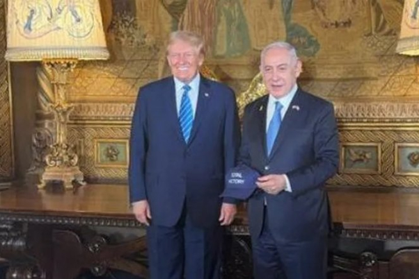 בפגישה של נתניהו עם טראמפ, מה הסיפור של הכובע הכחול?