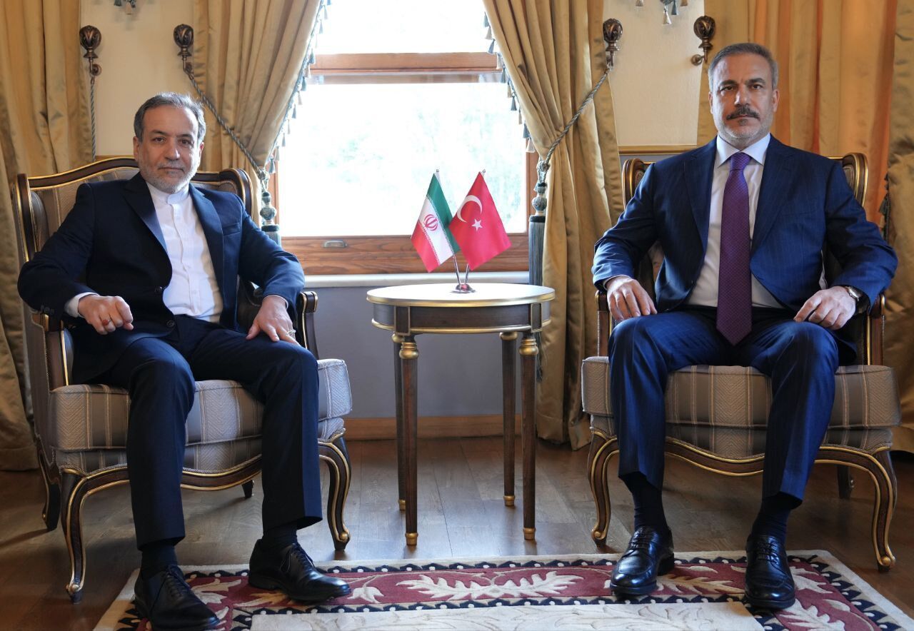 Iranian, Turkish FMs discuss issues of mutual interests