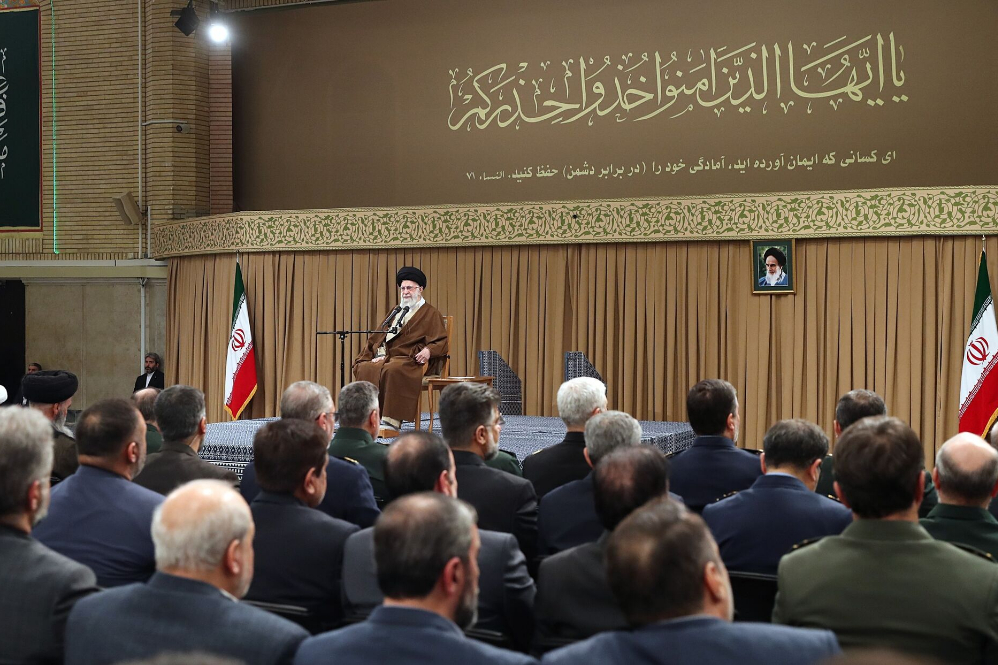 قائد الثورة يستقبل علماء وخبراء ومسؤولين من صناعة الدفاع في البلاد