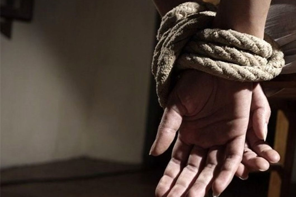 عملیات نجات زن جوان و پسر 5 ساله اش از دست گروگانگیر+فیلم