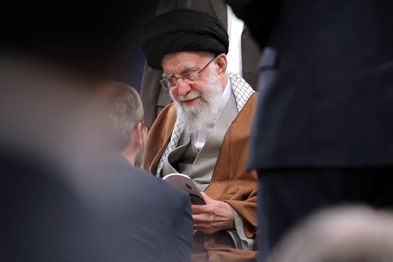 Leader meets poets, academics of Persian literature
